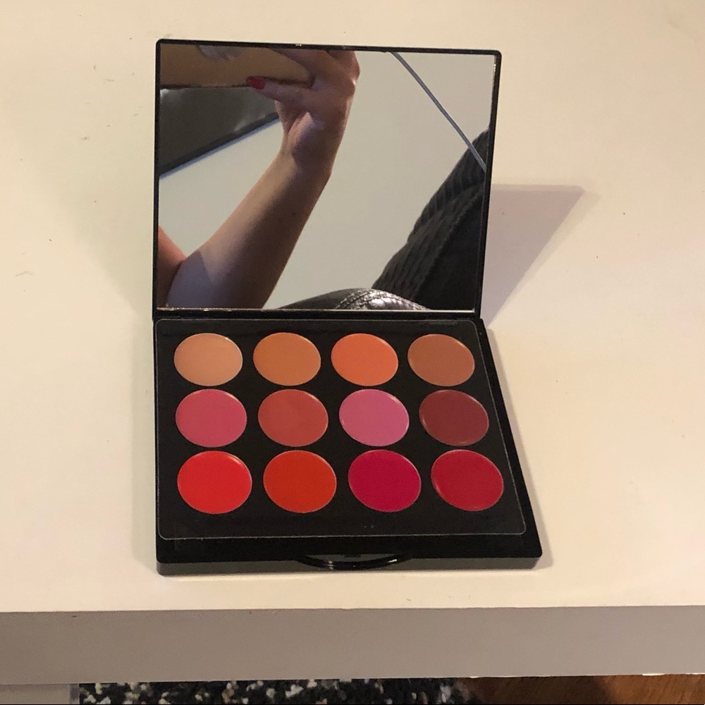 Ish lip palette